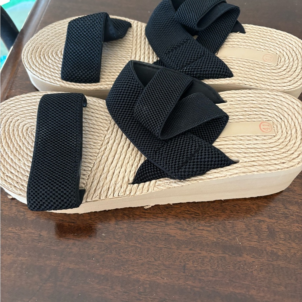 Light weight small wedge straps sandals taupe and black 2 pair size 41/8 - Picture 3 of 6